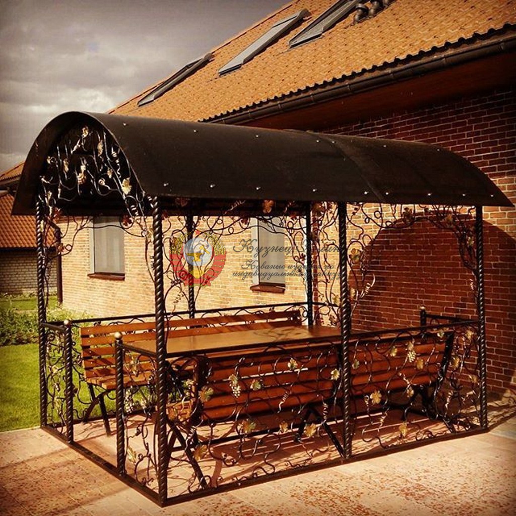 Кованая беседка со столом и лавочками