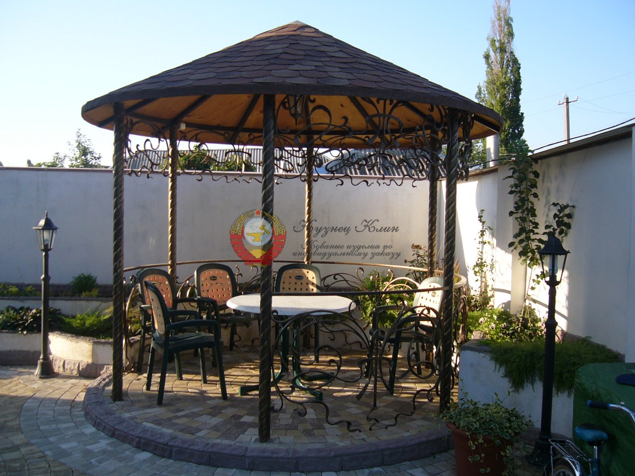 Кованая беседка со стульями