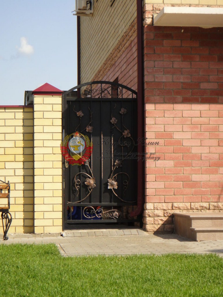 Калитка_свиноградными_листьями