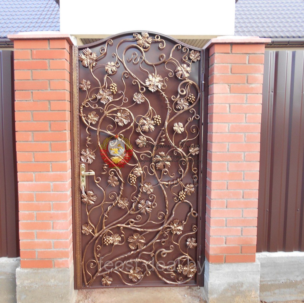 Кованая калитка глухая  с виноградной лозой