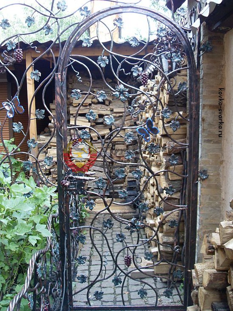 Кованая калитка открытая