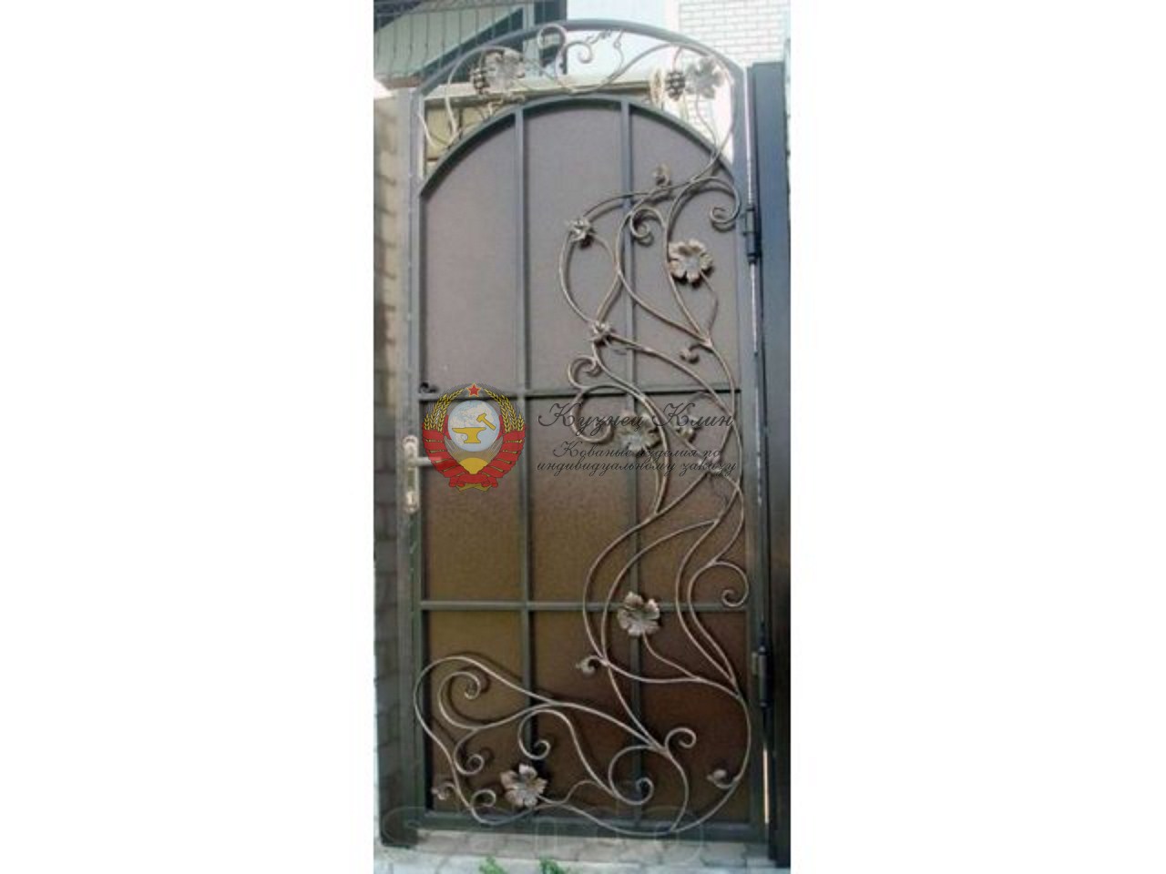 Кованая калитка с аркой