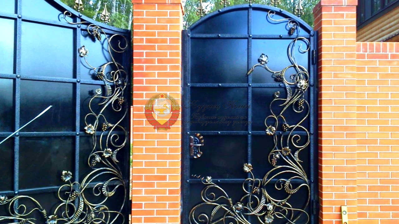 Кованая калитка с заклепками