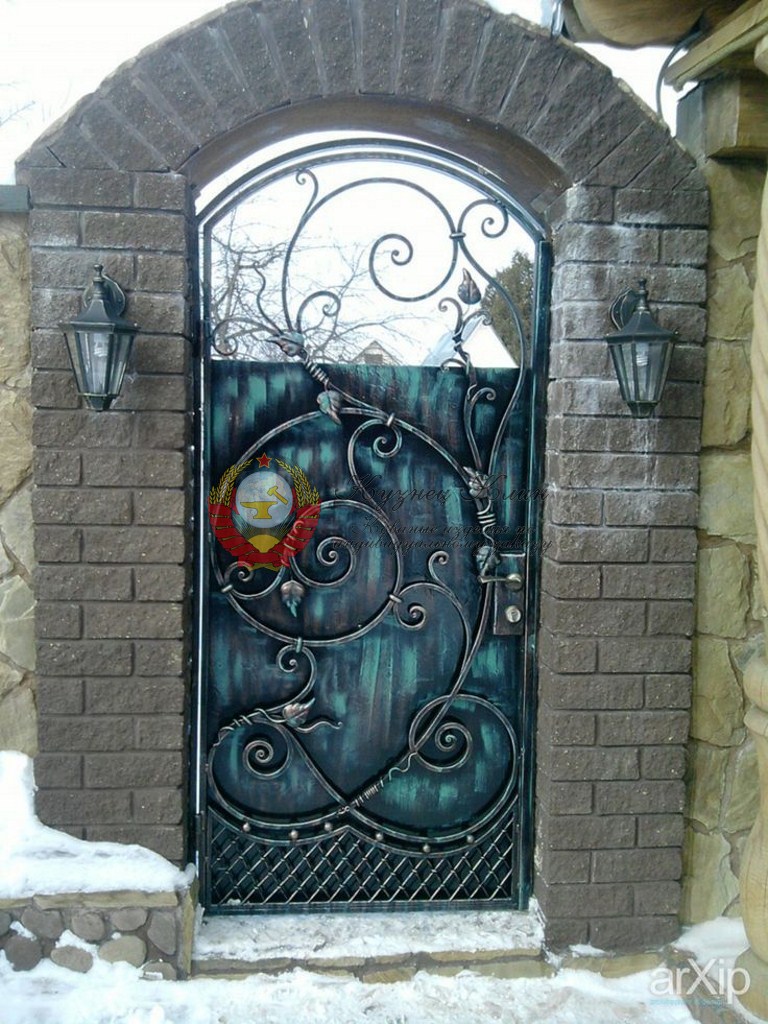 Кованая калитка с листьями