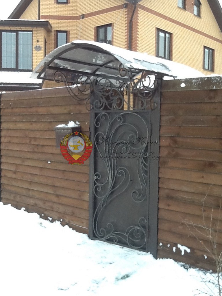 Кованая калитка с навесом