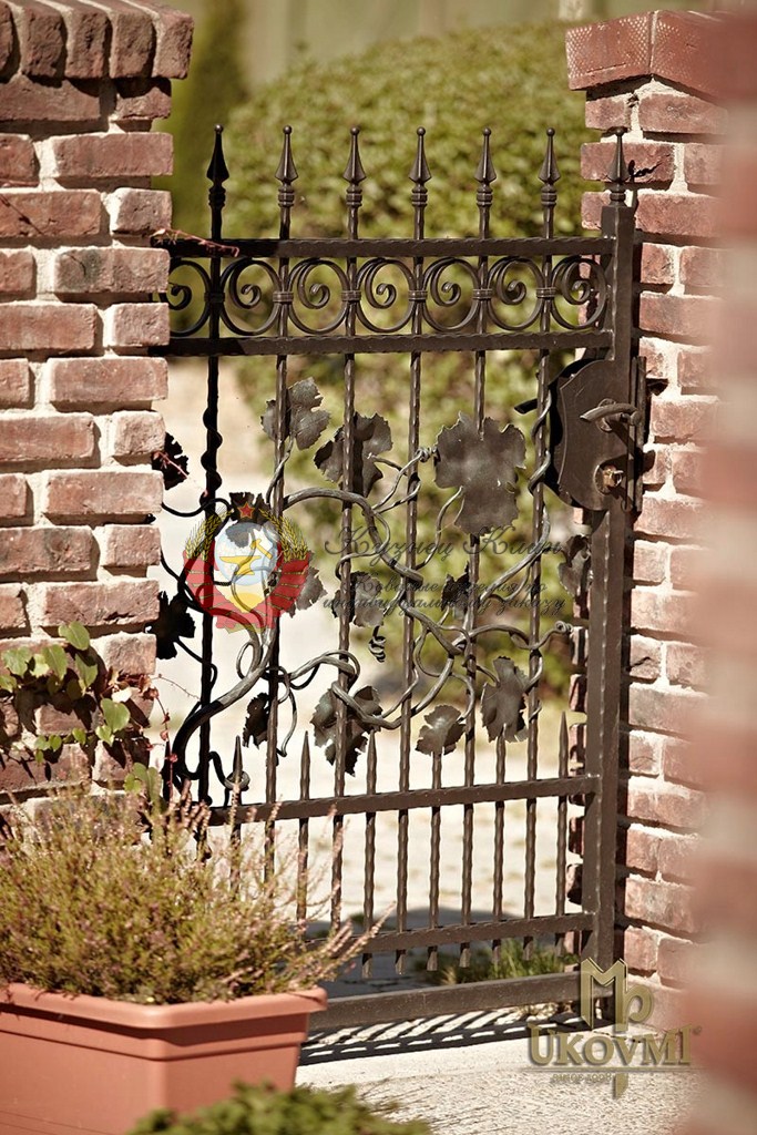 Кованая калитка садовая