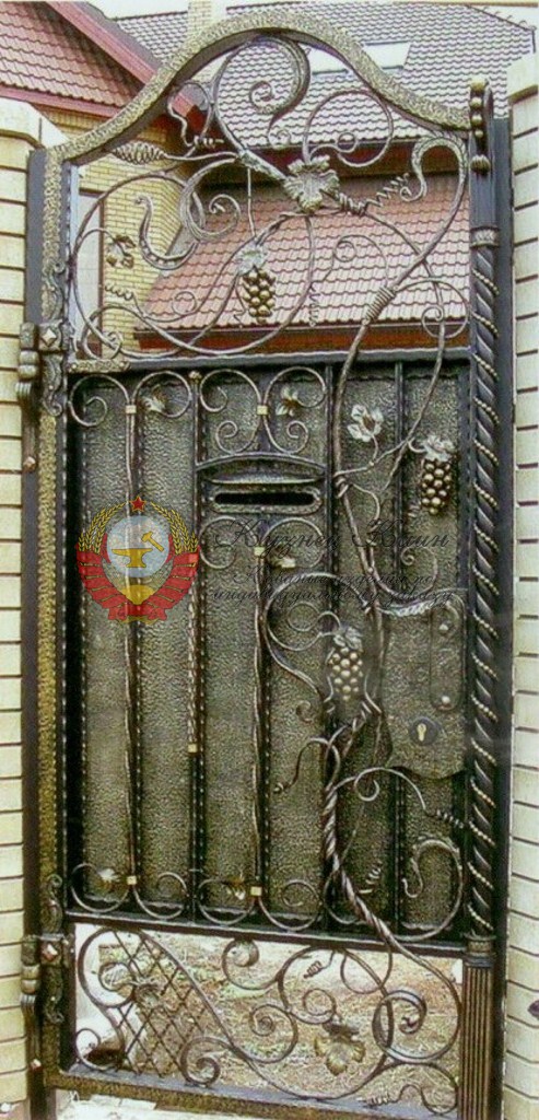 Красивая кованая калитка с почтовым ящиком