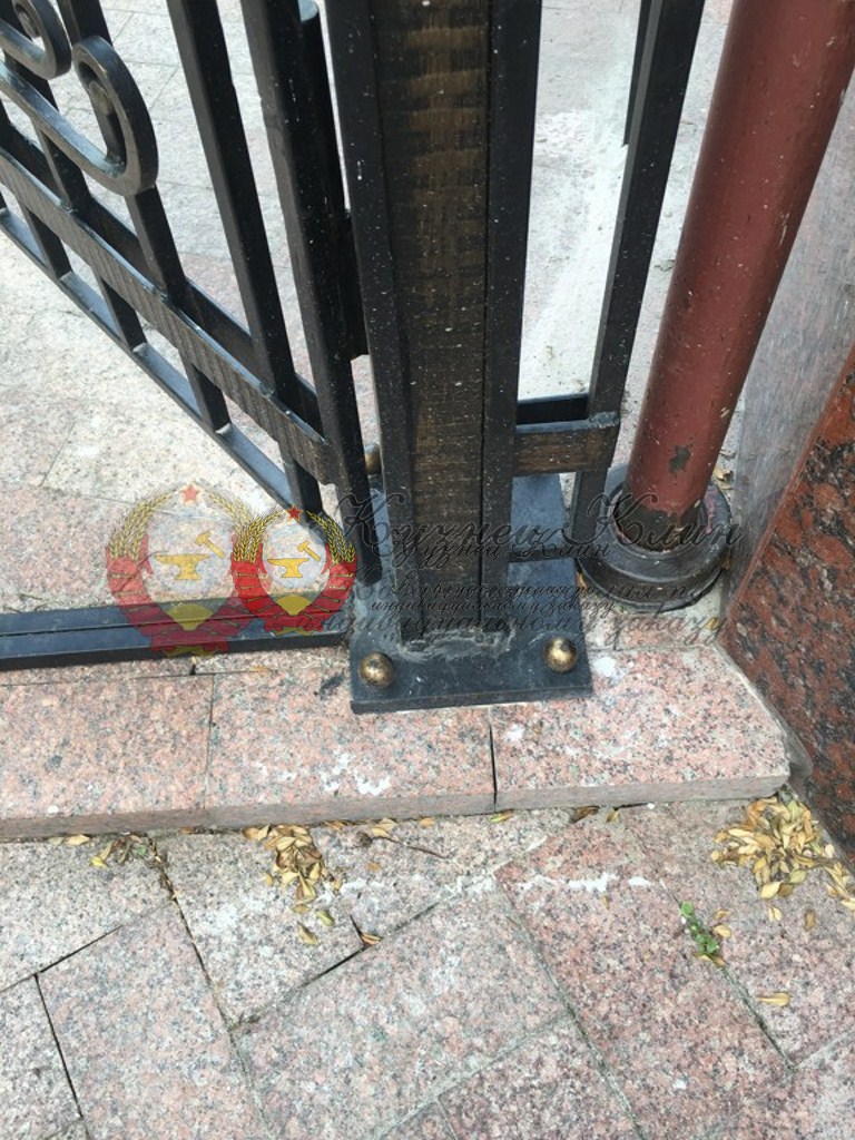 Крепление столба кованой калитки