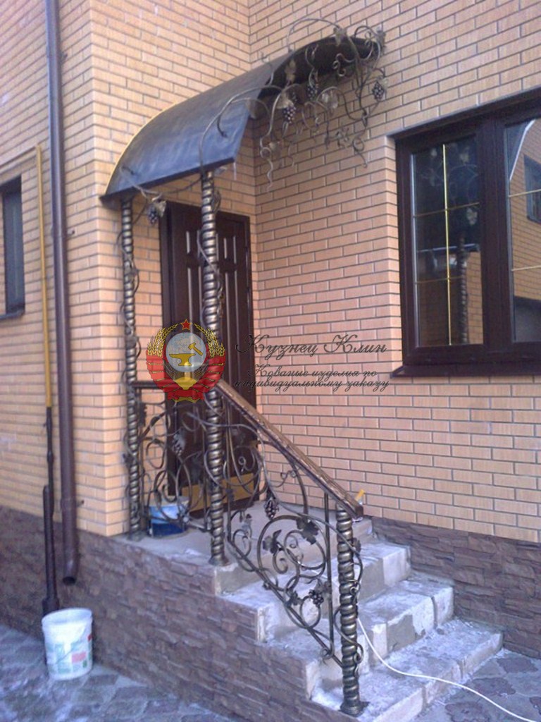 Кованый козырек арочный