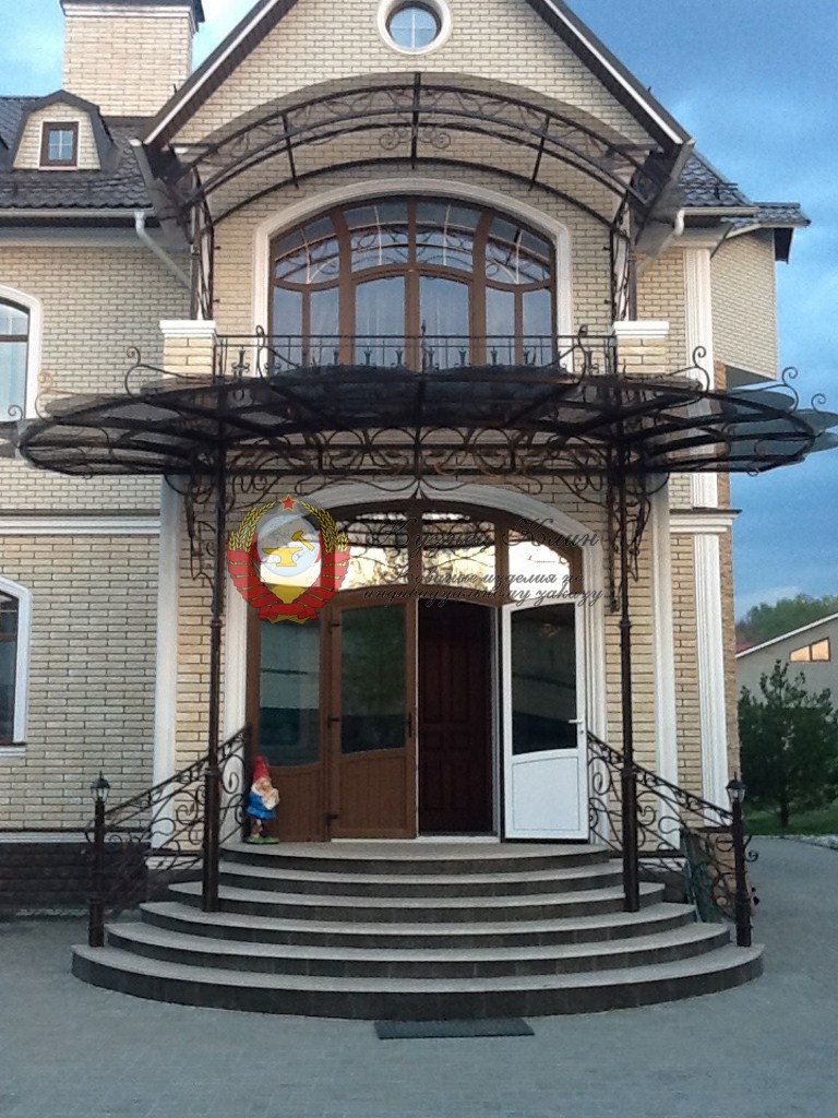 Кованый козырек над большим входом