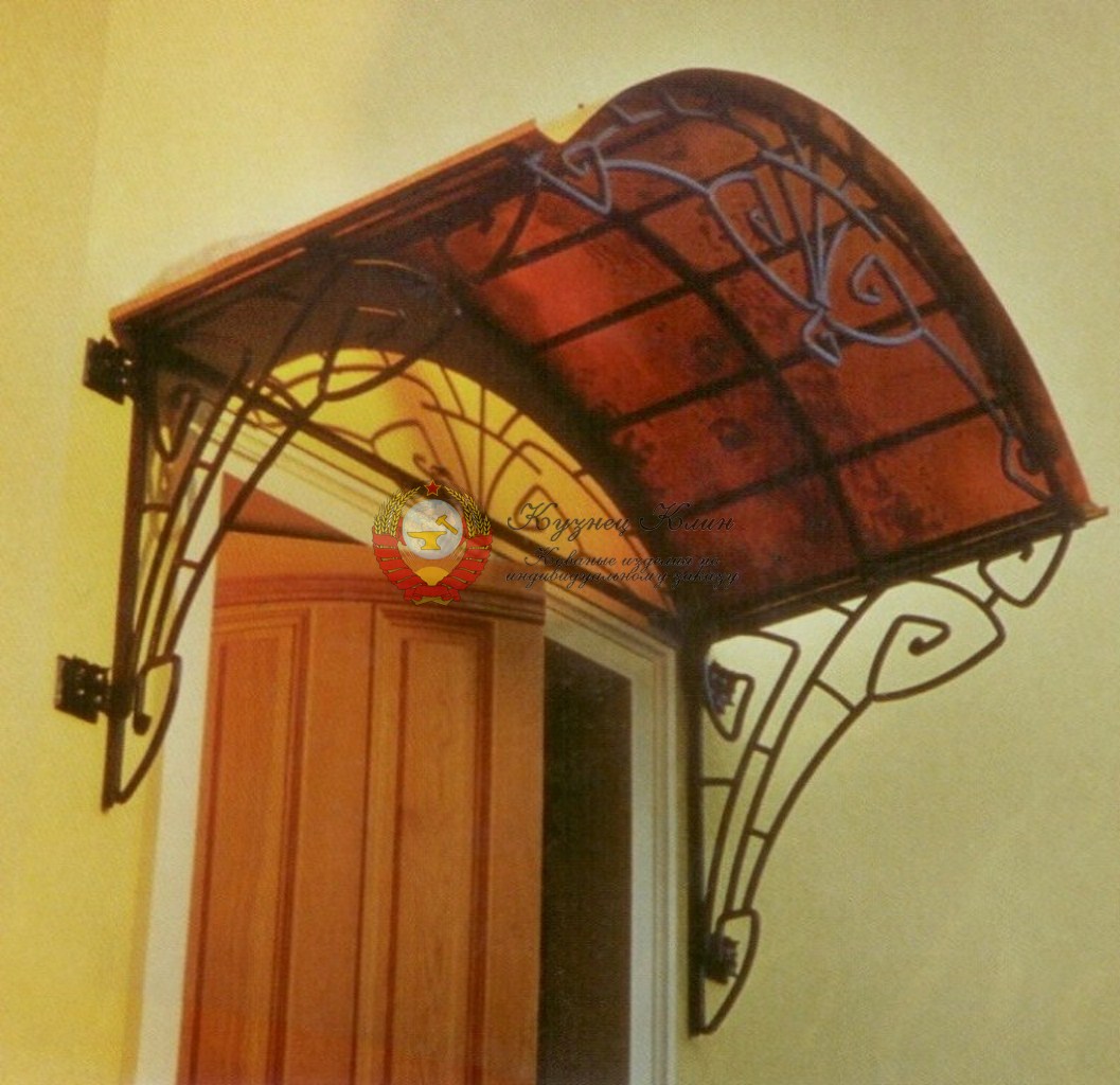 Кованый козырек над входом