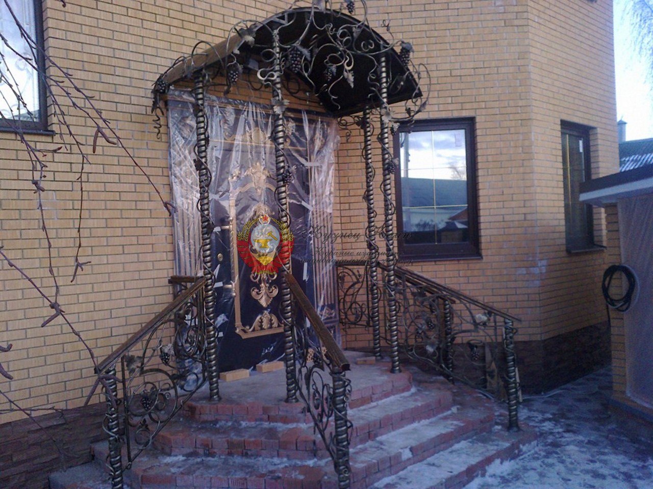 Кованый козырек с виноградной лозой