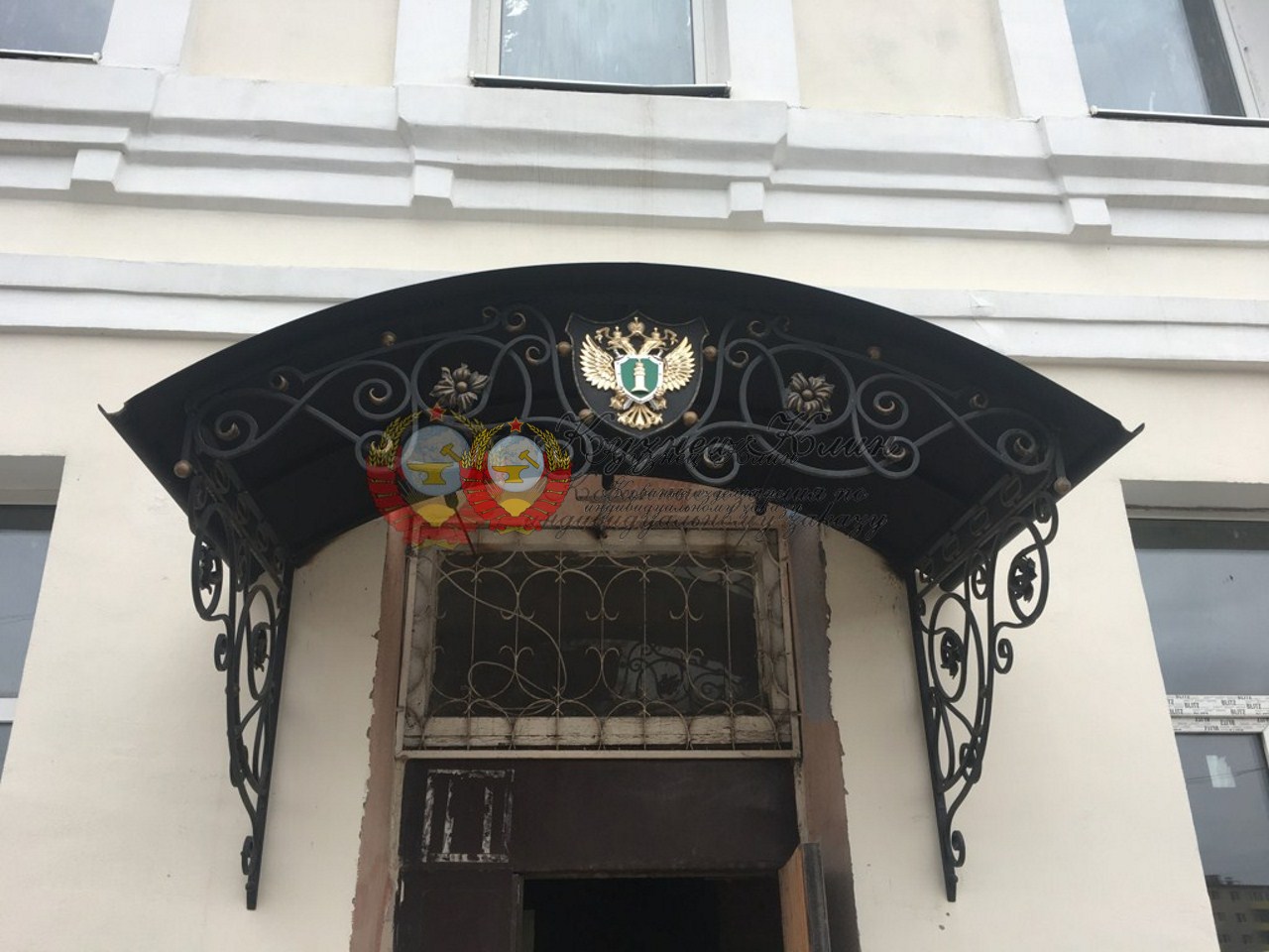 Кованый козырек с гербом