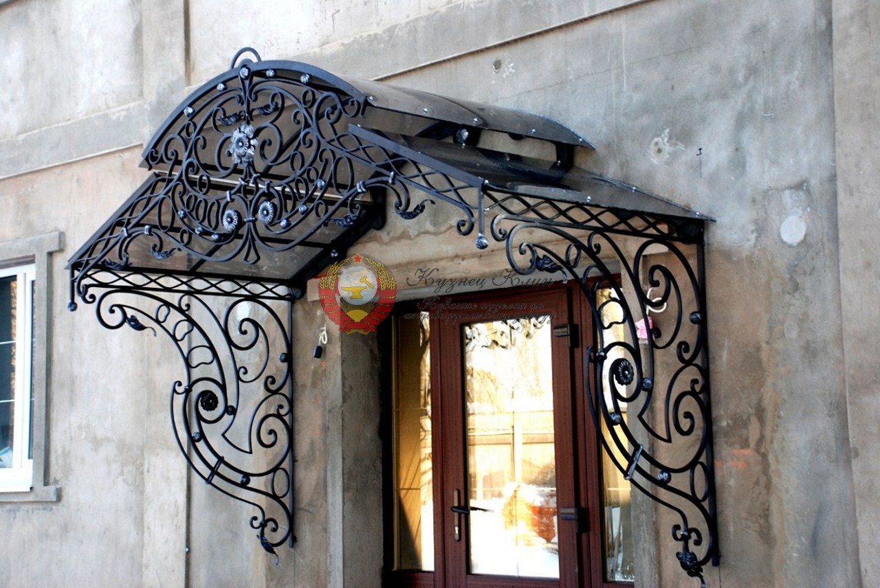 Кованый козырек с двойной крышей