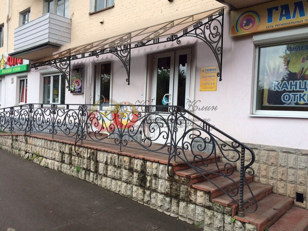 Кованый козырек с монолитным поликарбонатом