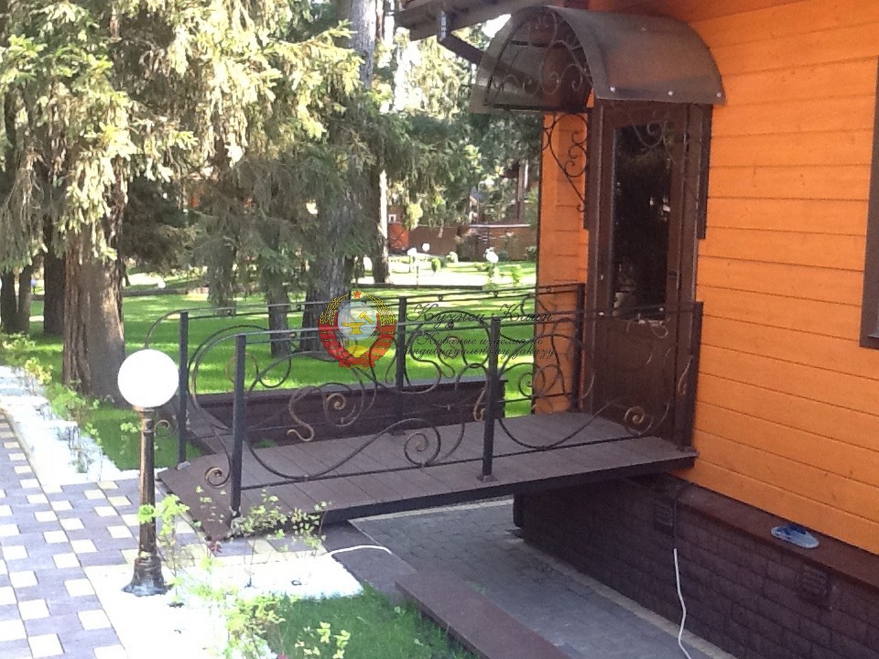 Кованый козырек с мостиком