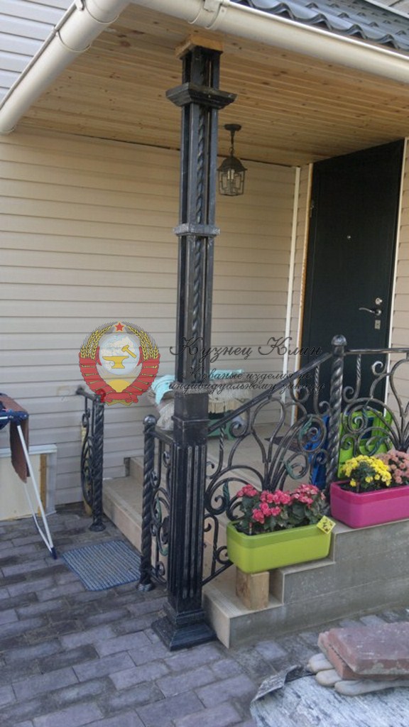 Кованый козырек с опорным столбом