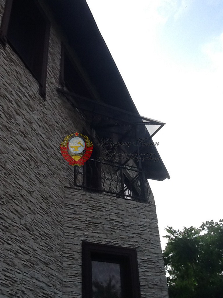 Кованый треугольный козырек