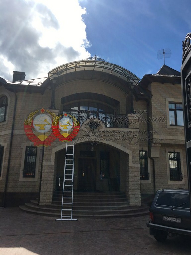 Козырек кованый на балконе с монолитным поликарбонатом