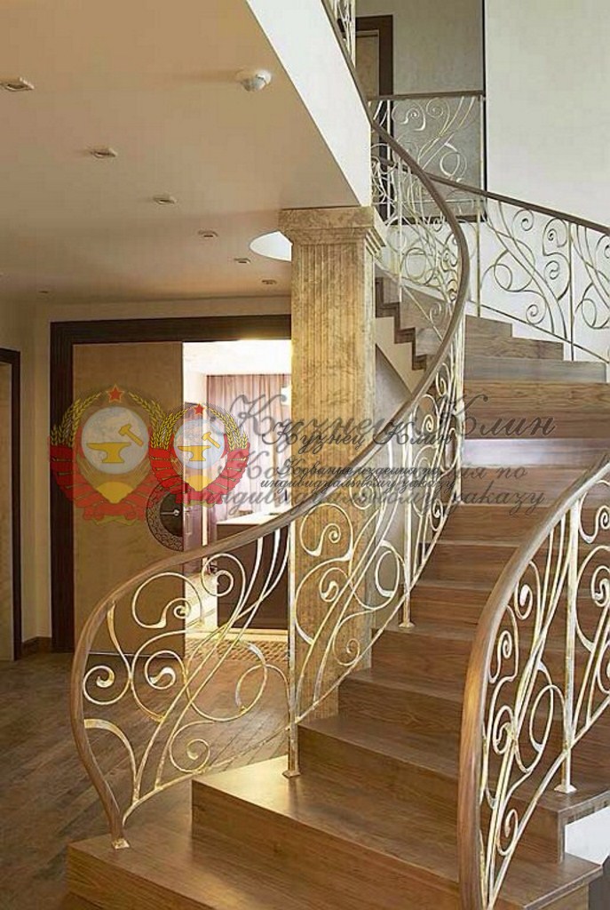 Винтовая лестница с ковкой