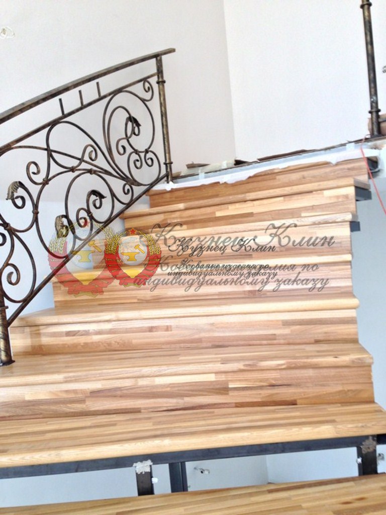 Лестница кованая закрытая