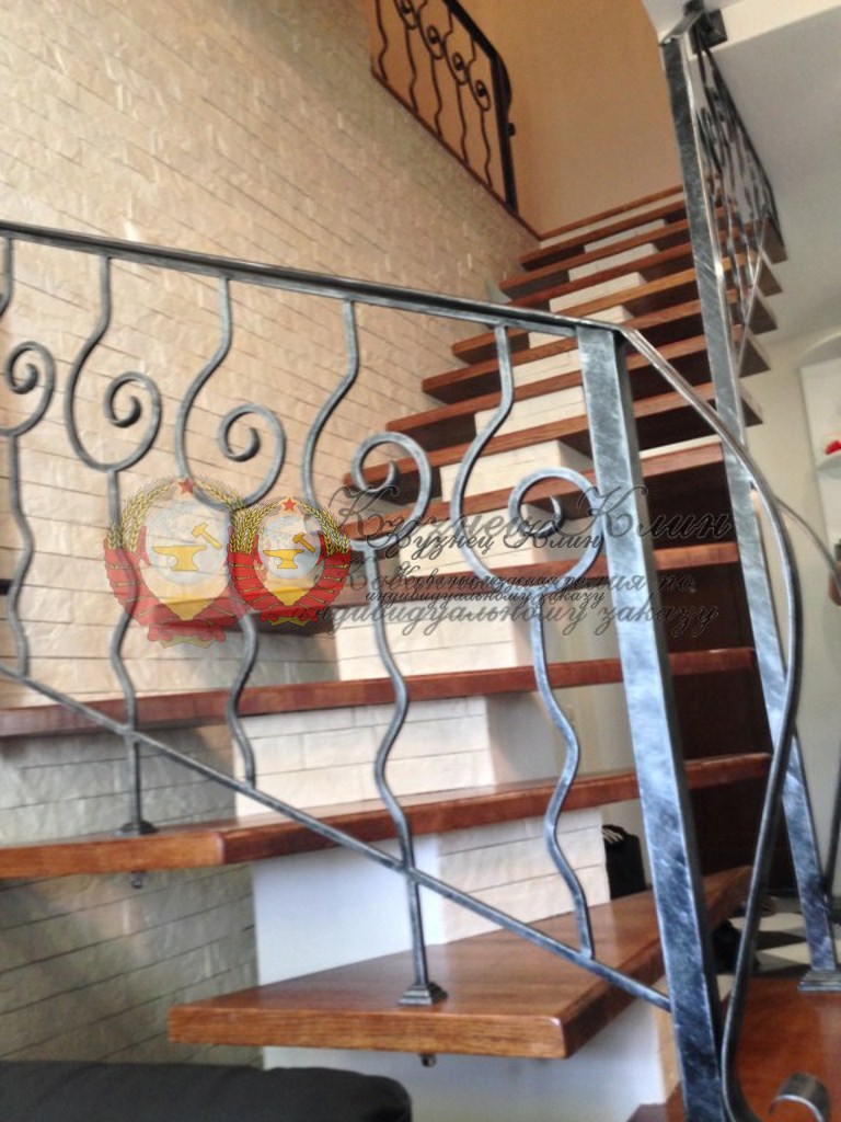 Лестница на кирпичной опоре с ковкой и ступенями