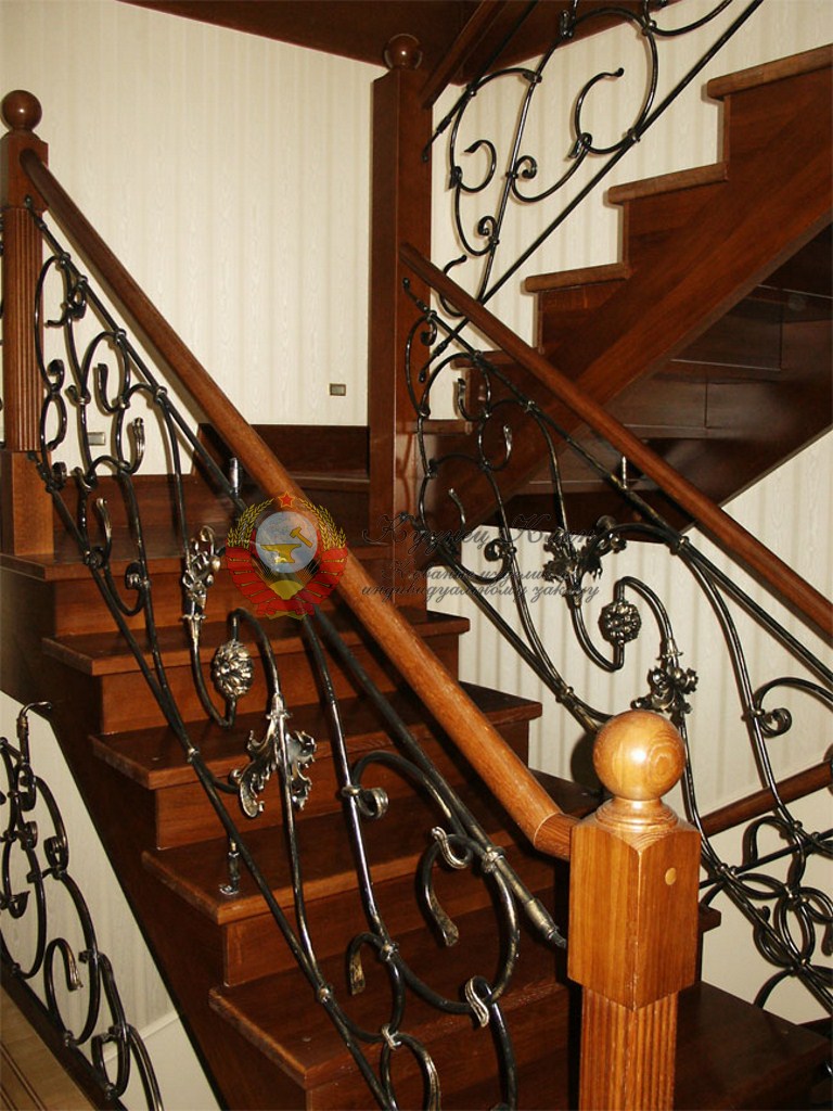 Деревяная лесница с коваными перилами