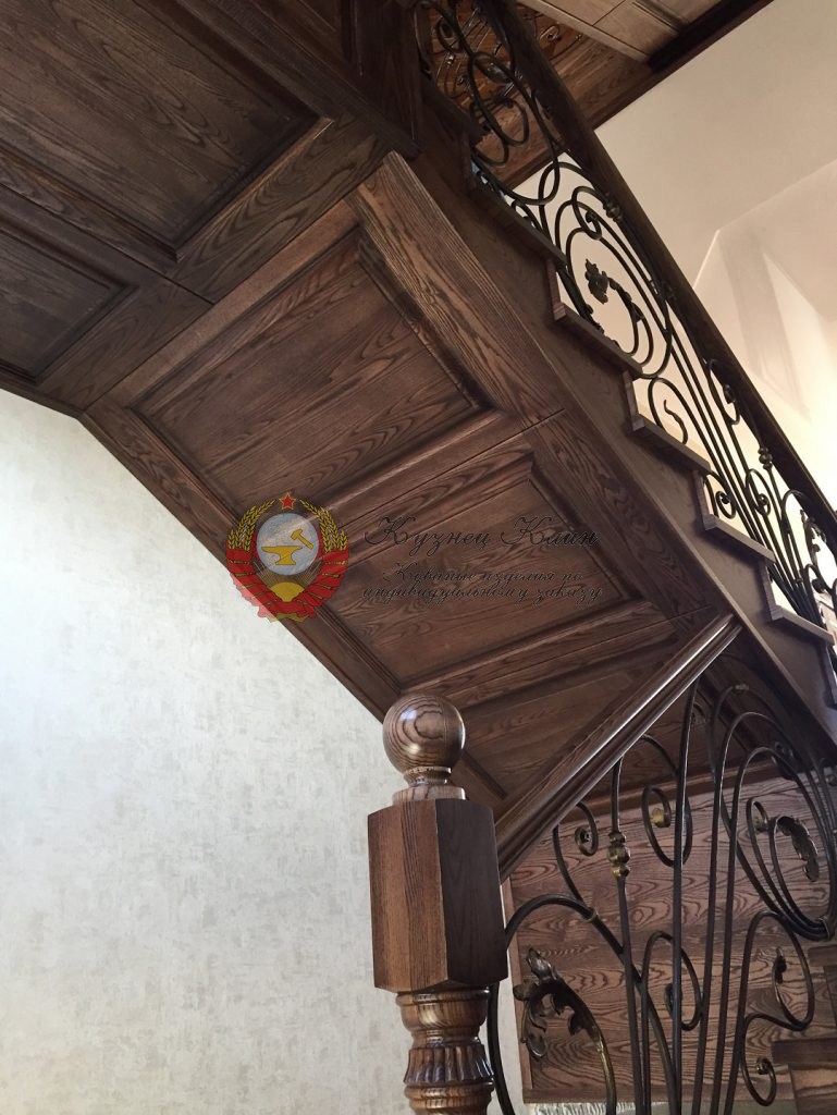 Деревяная лестница под старину с ковкой