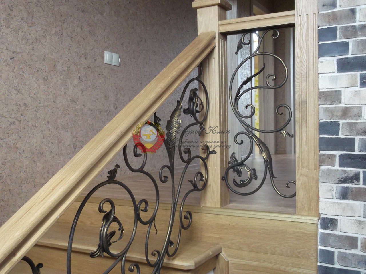 Деревянная лестница с ковкой