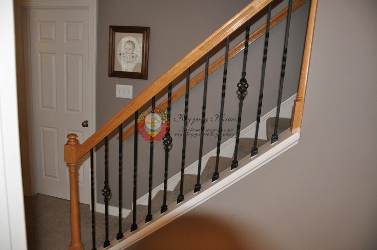 Деревяные перила с классической ковкой