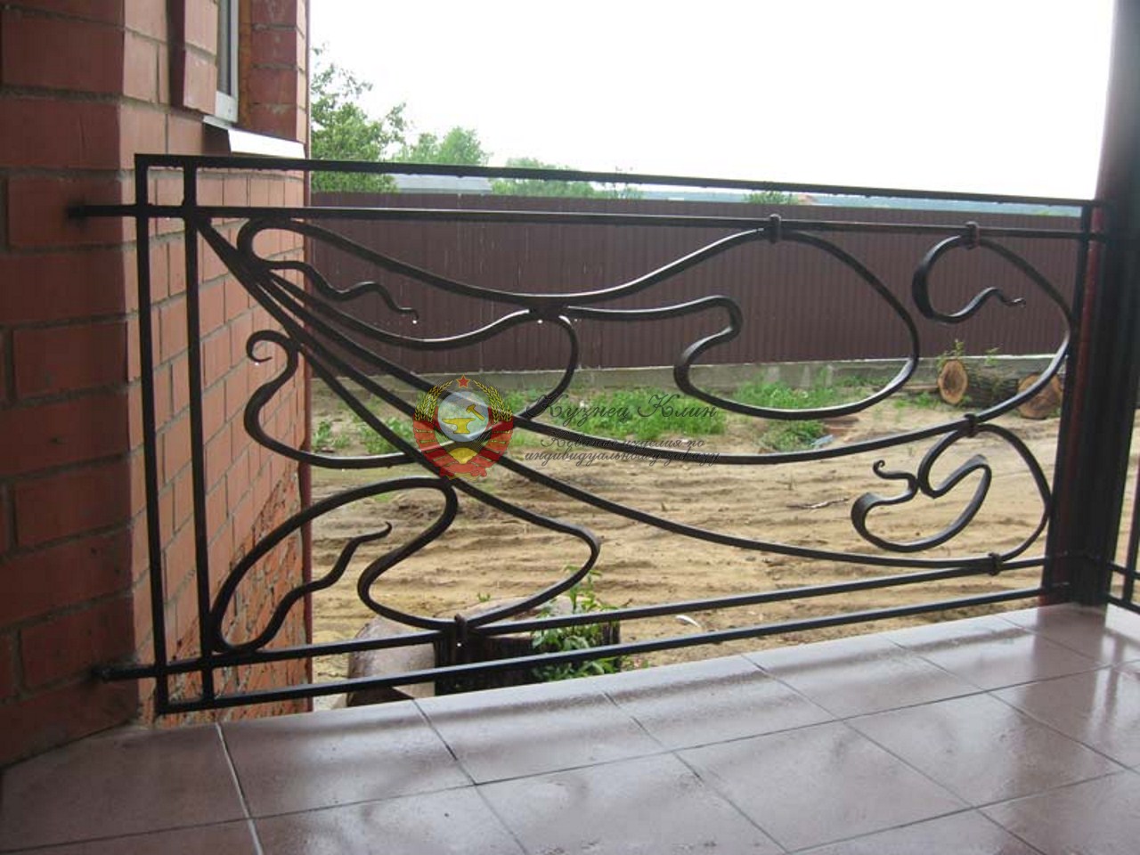 Кованое ограждение между столбами