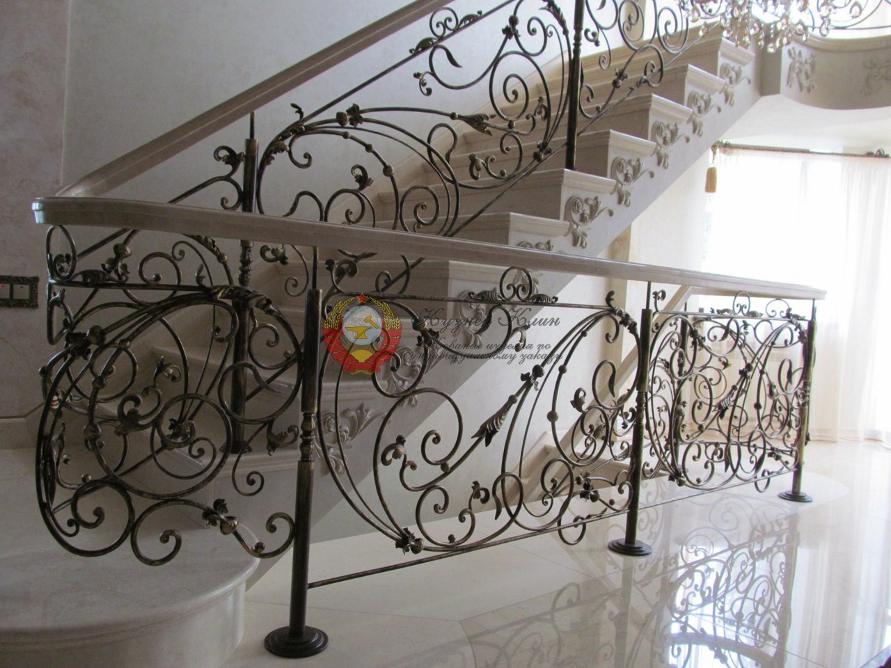 Кованые перела с сосновым поручнем