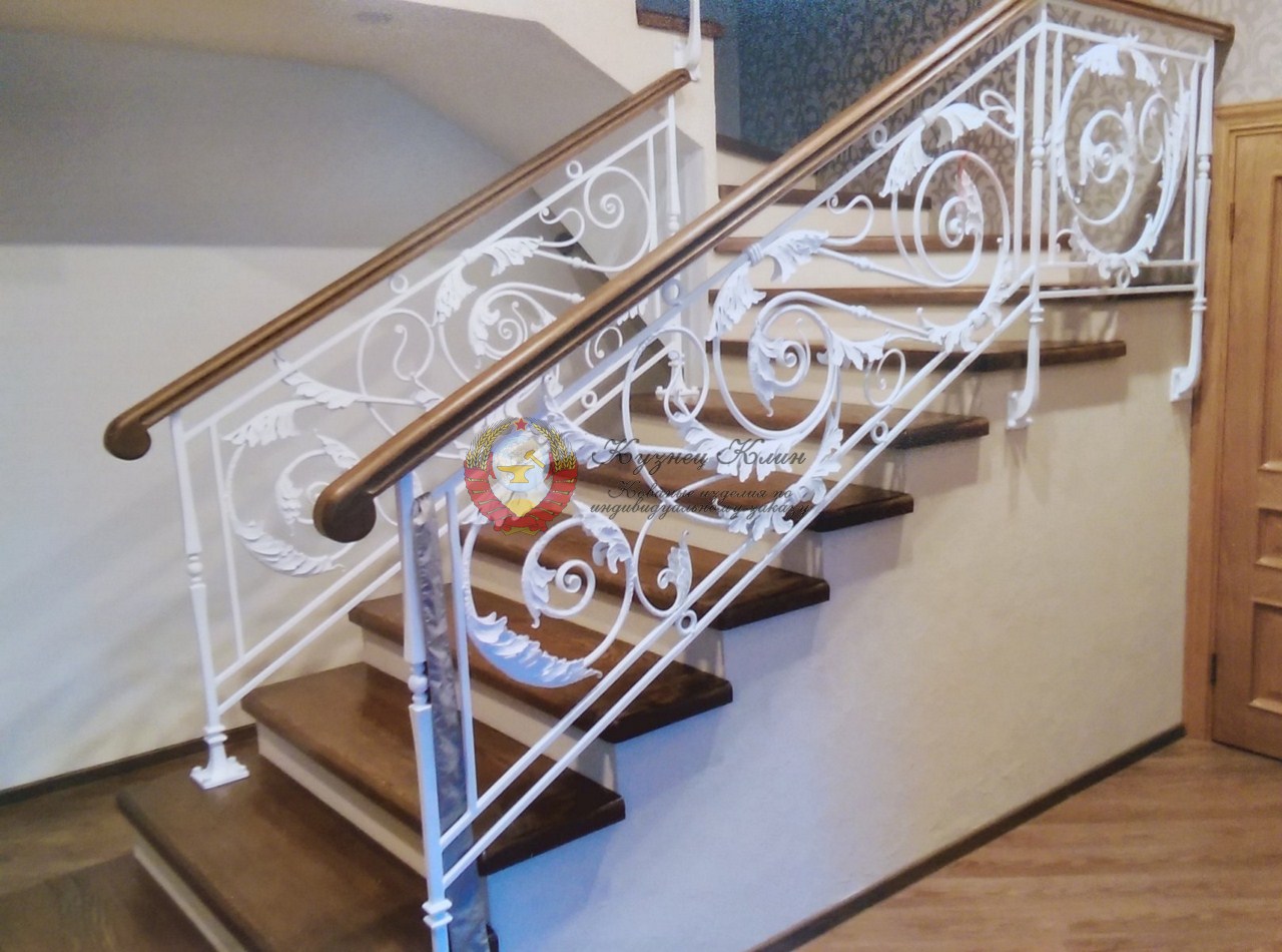 Кованые перила белые с поручнем из ясеня