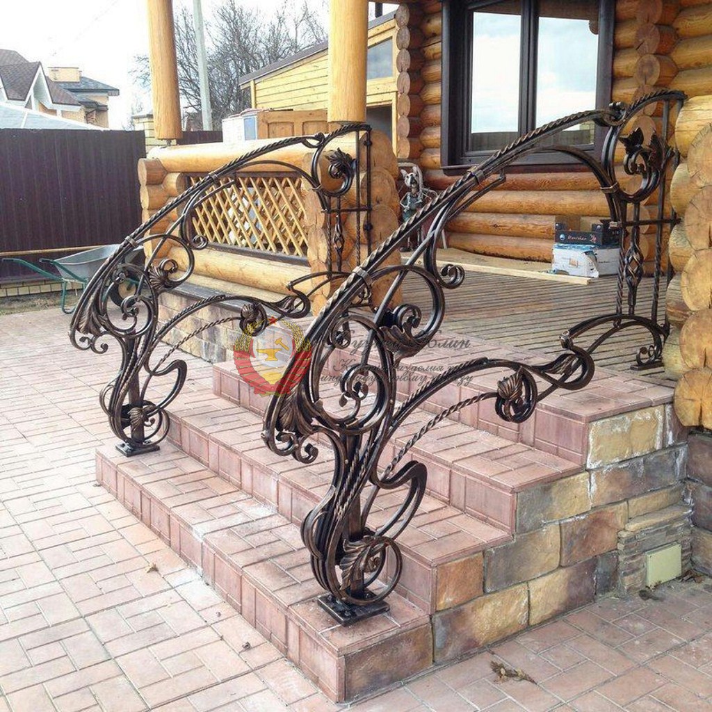 Кованые перила для деревяного дома