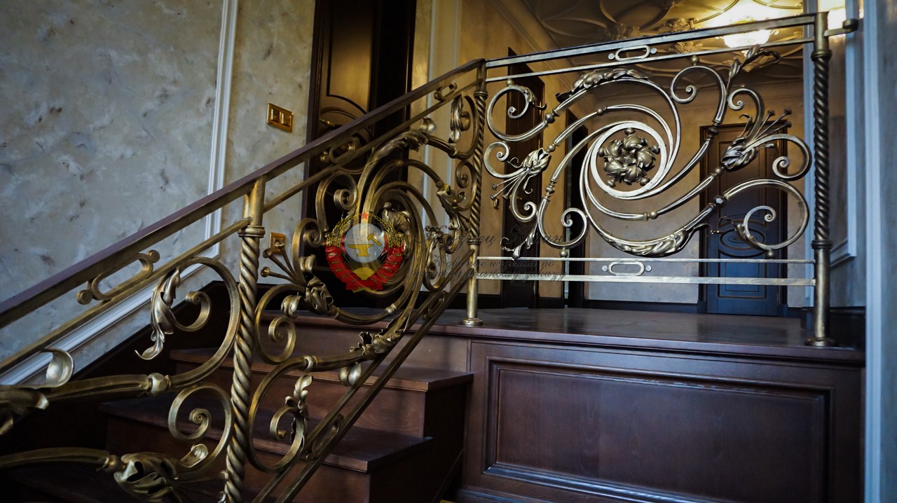 Кованые перила золотая патина