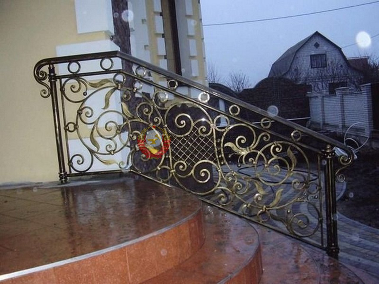 Кованые перила золотой вензель