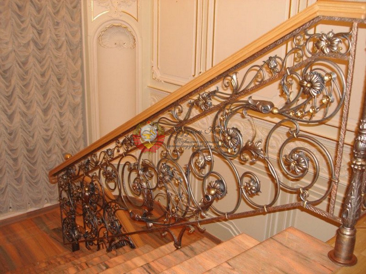 Кованые перила с дубовым поручнем светлые