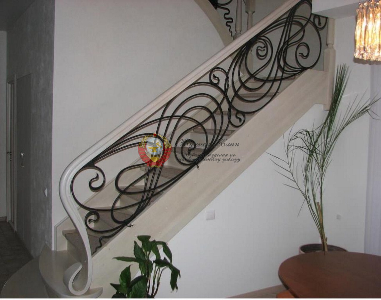Кованые перила с изящным деревом