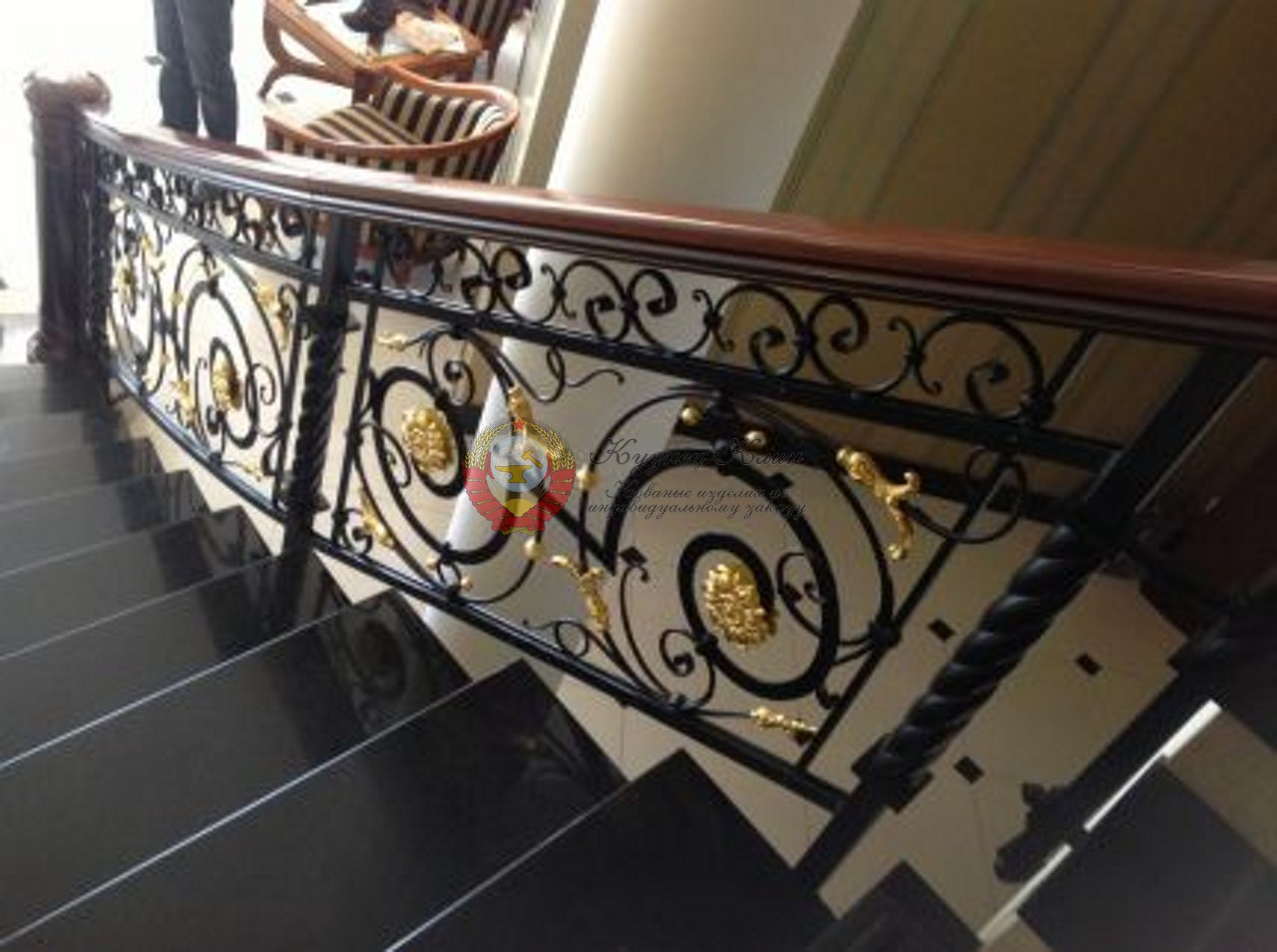 Кованые перила с латуными вставками