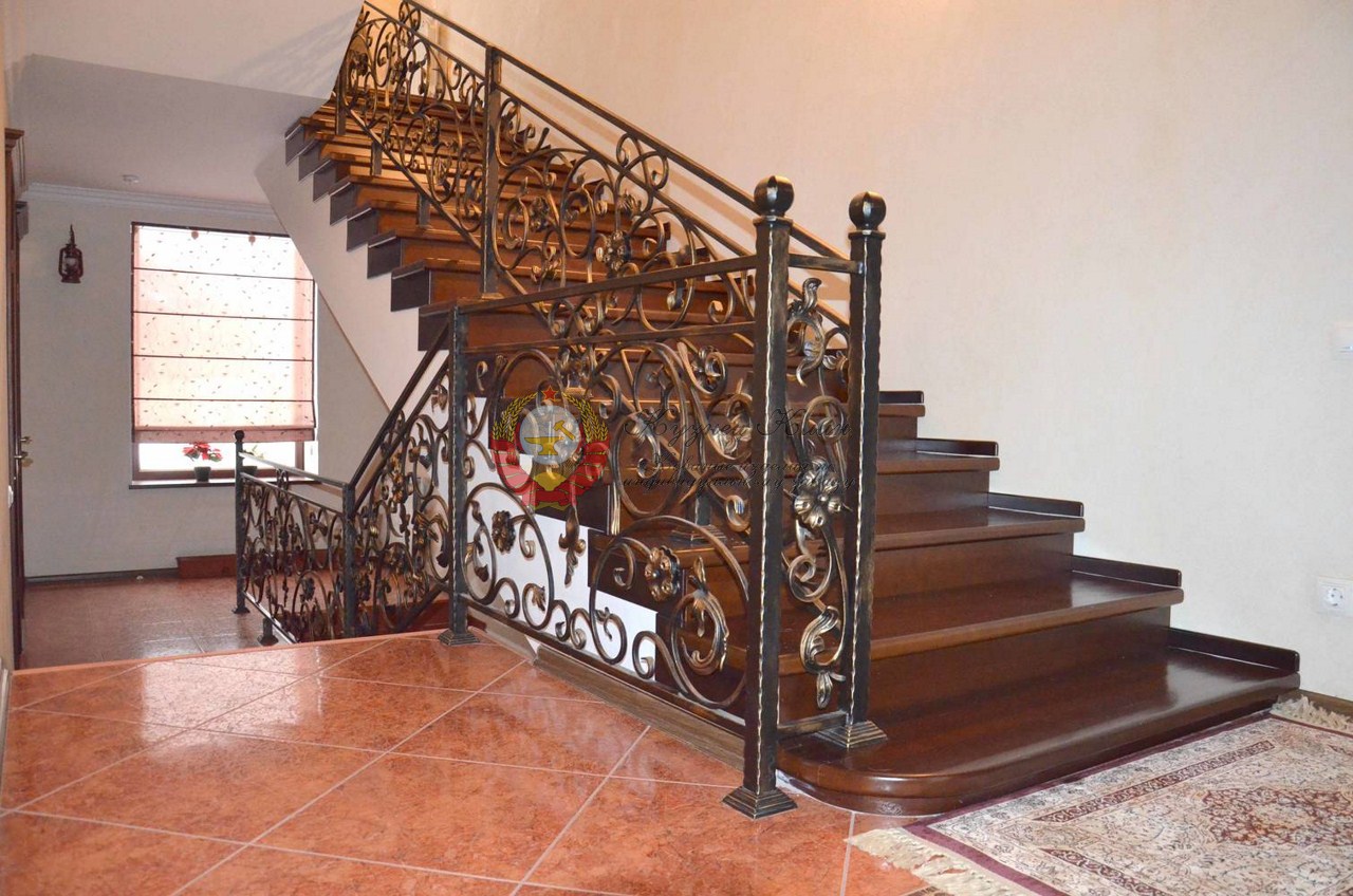 Кованые перила с переходом на дерево