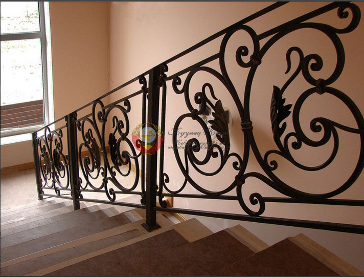 Кованые перила с промежуточным столбом