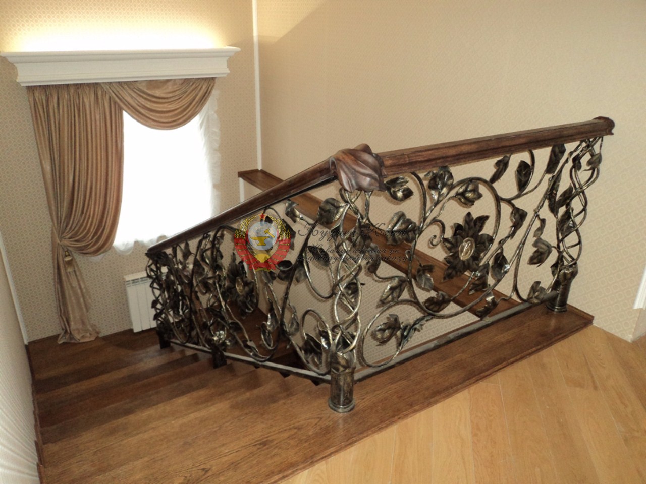 Кованые перила с резьбой по дереву
