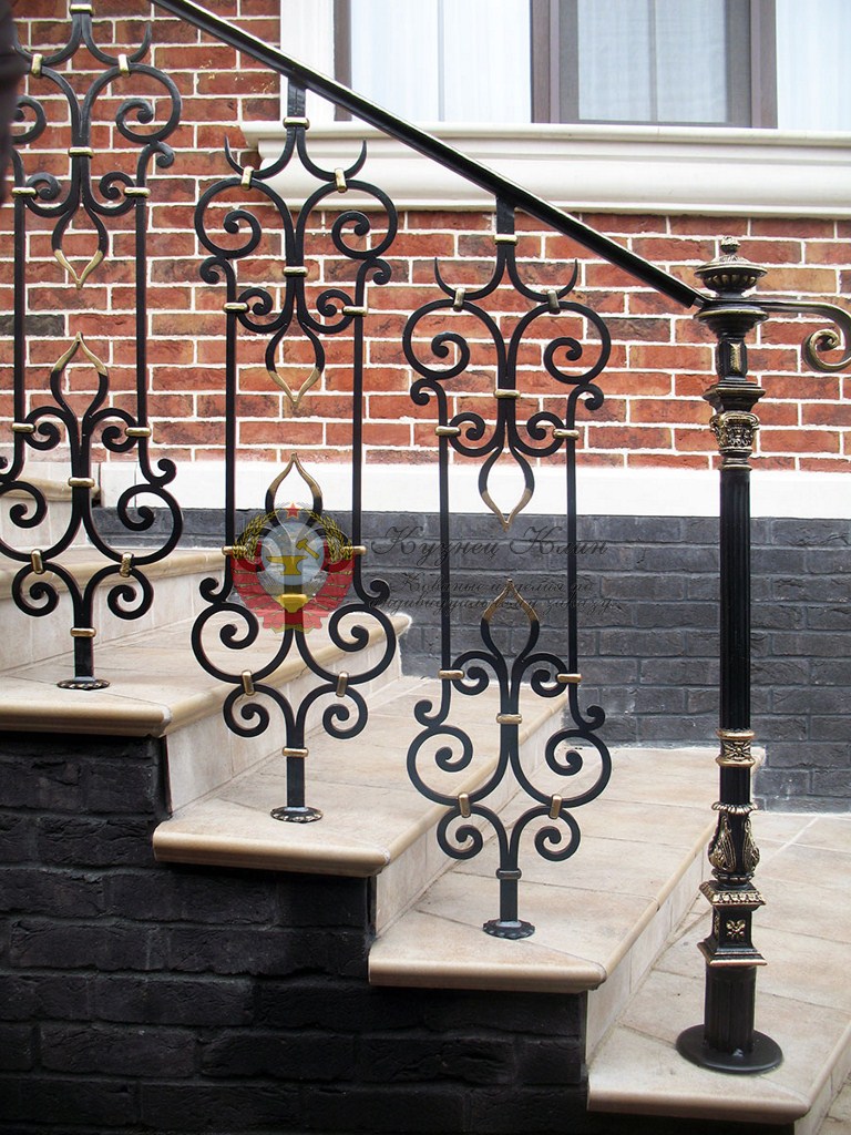 Кованые перила с элегантным столбом