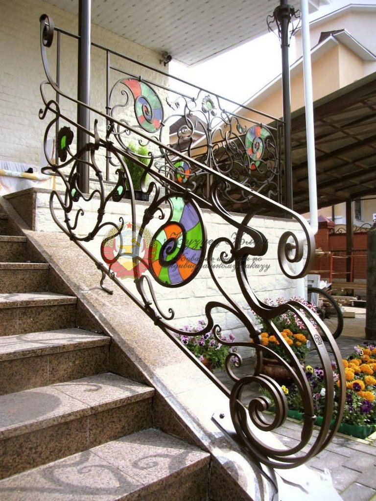 Кованые перила со стеклом