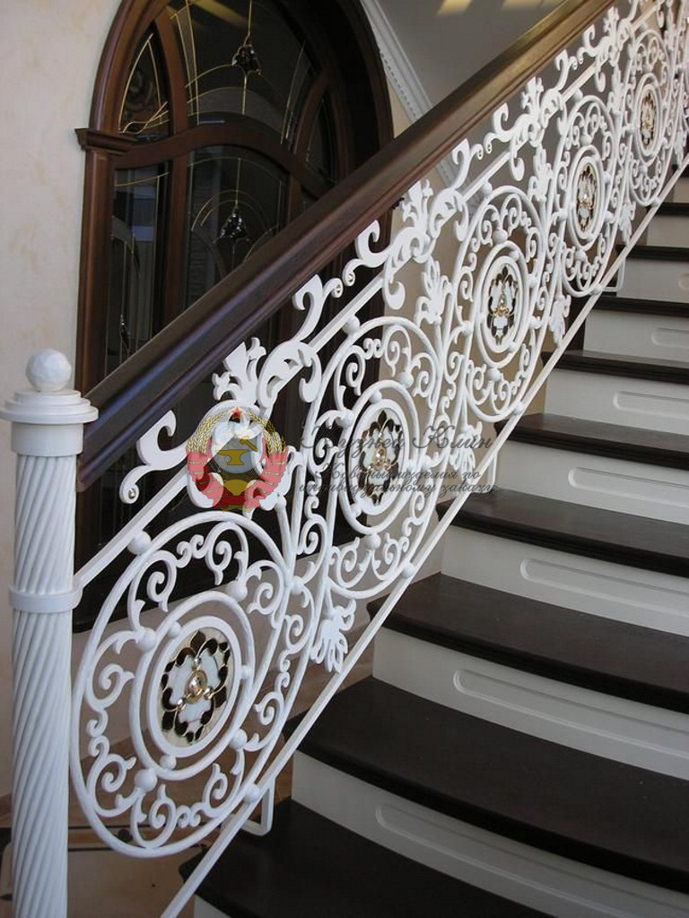 Кованые перила со стекляними вставками