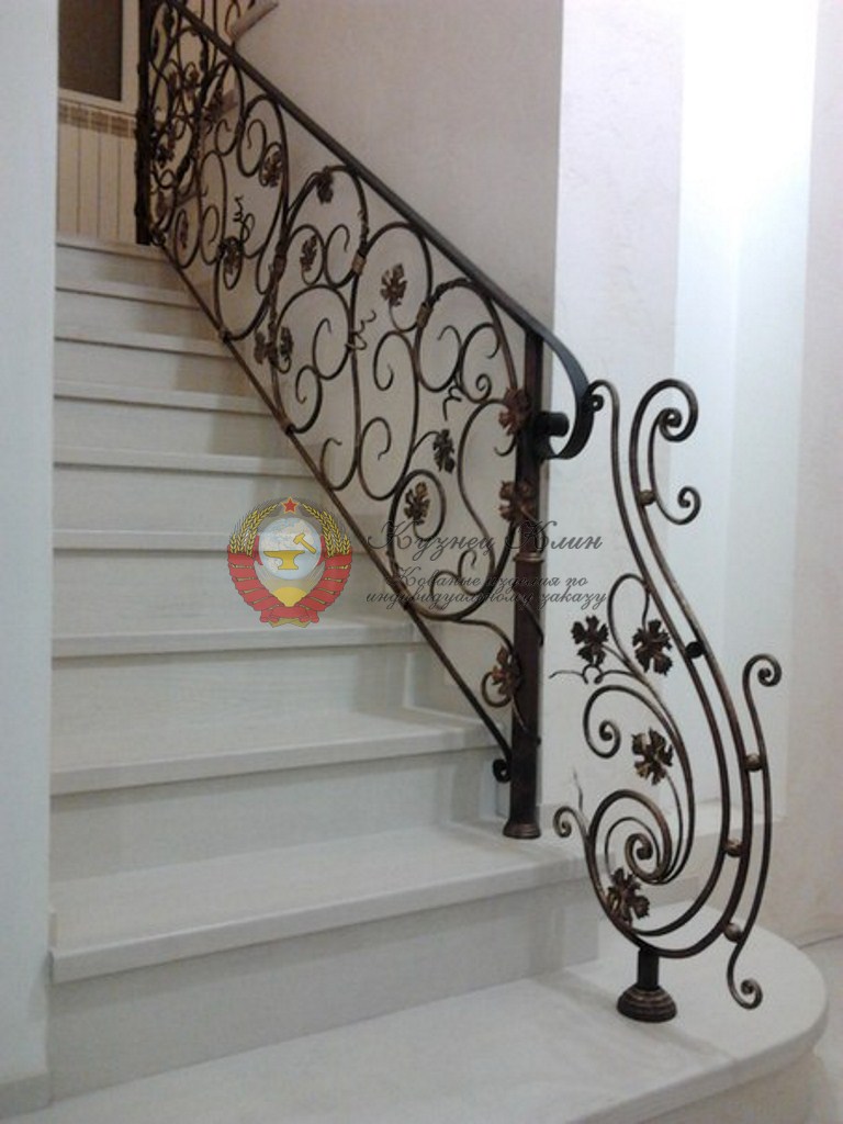 Кованые перила спреглошением по стене