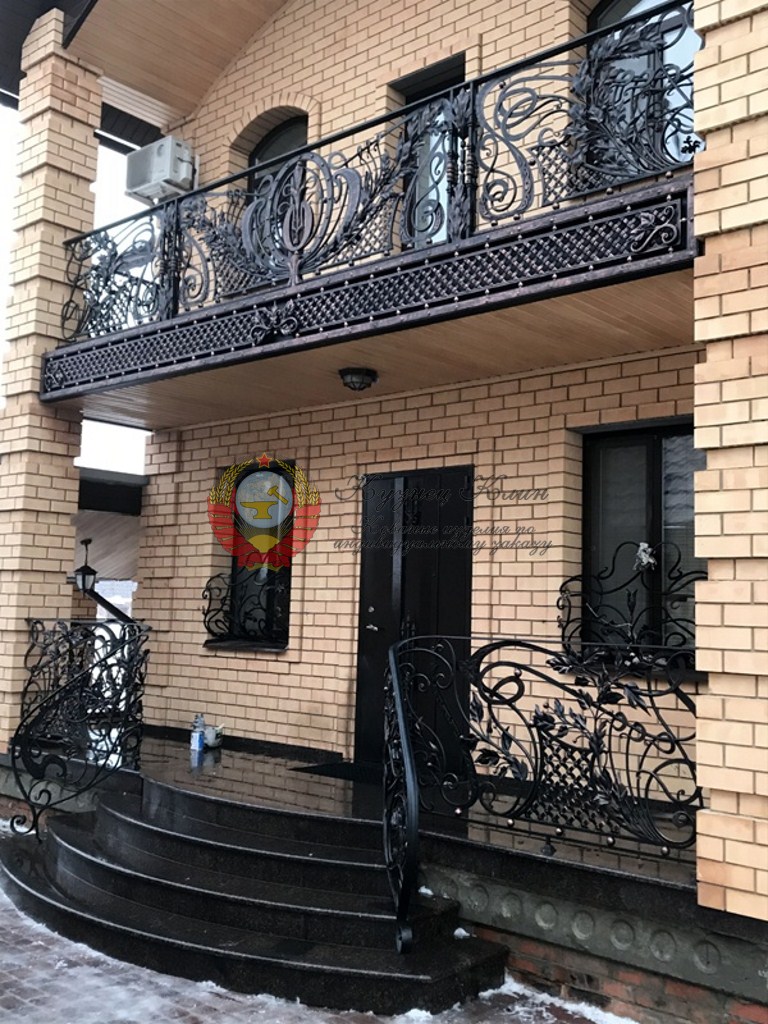 Кованый балкон и вход