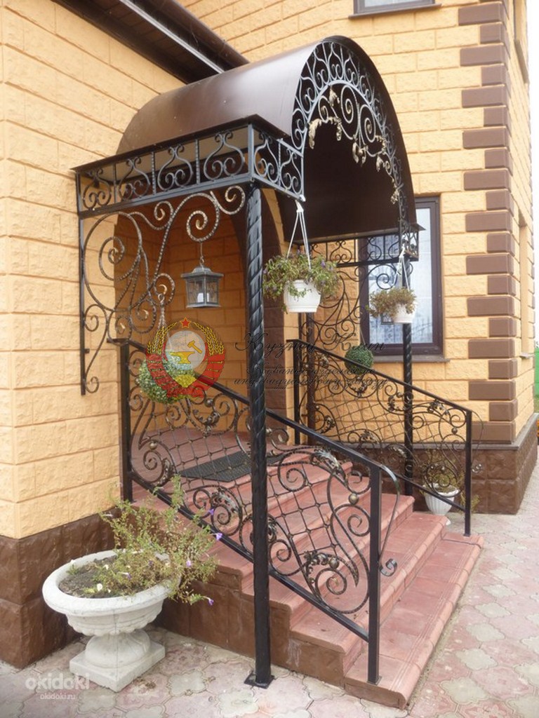 Кованый вход с козырьком