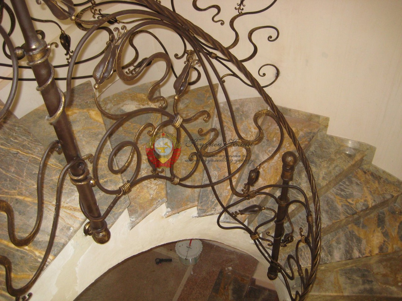 Кованый поворот с винтом