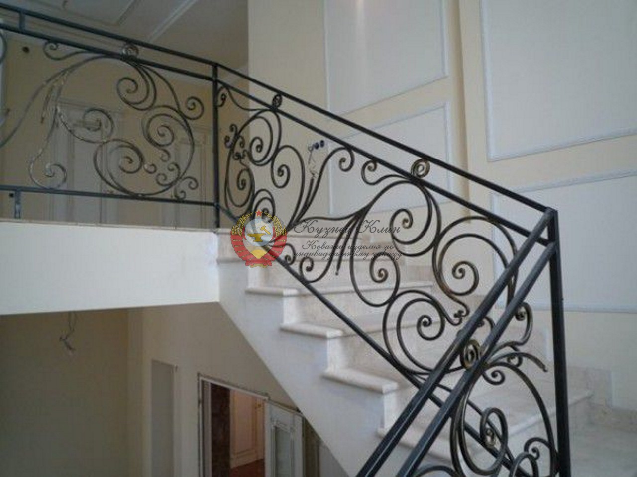 Ограждение лестницы с ковкой